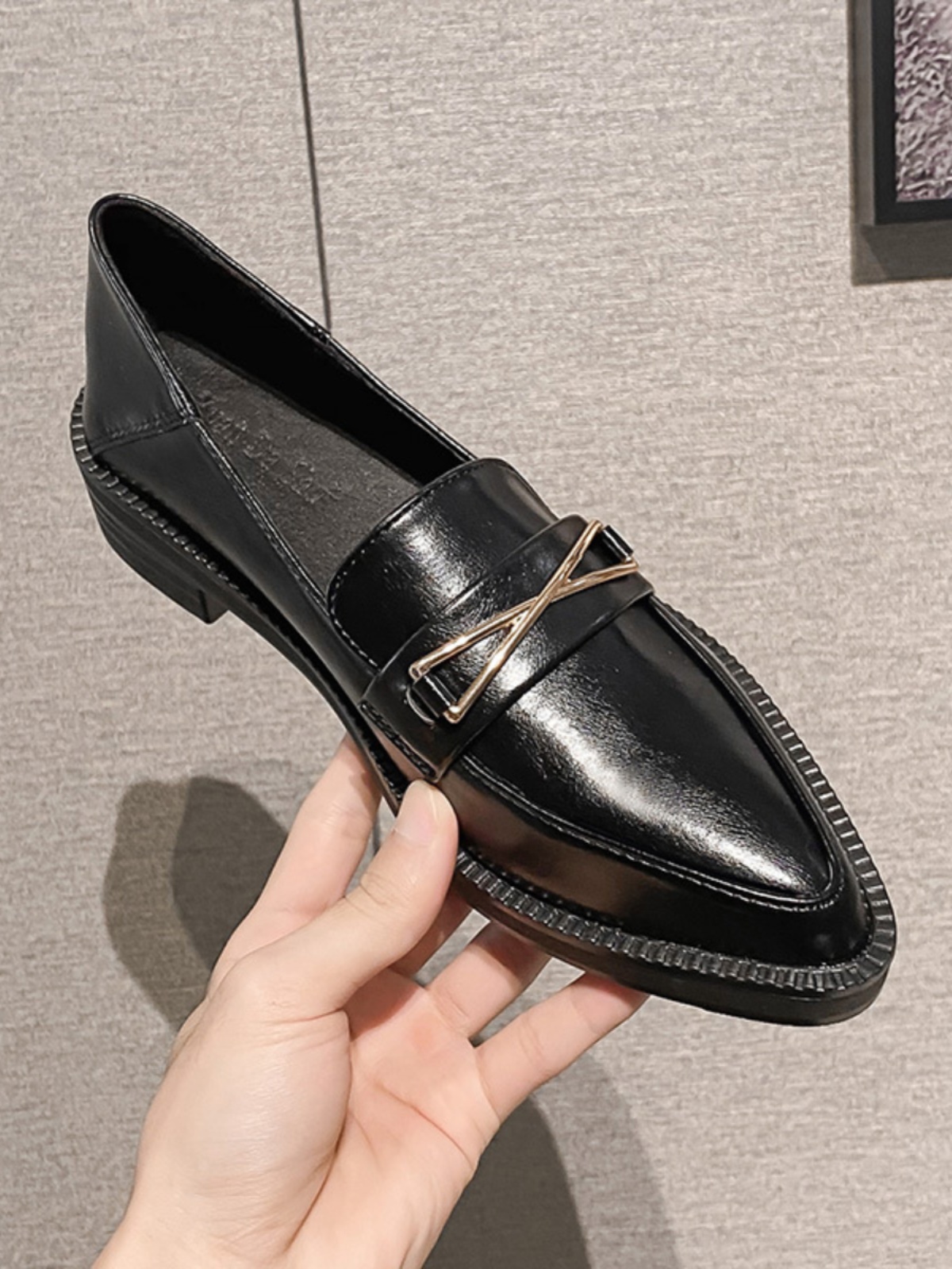 밀라노 스튜디오 여성용 프랑스 영국 스타일 작은 가죽 신발 2024 여성용 새로운 두꺼운 밑창 뾰족한 발가락 슬립 온 로퍼