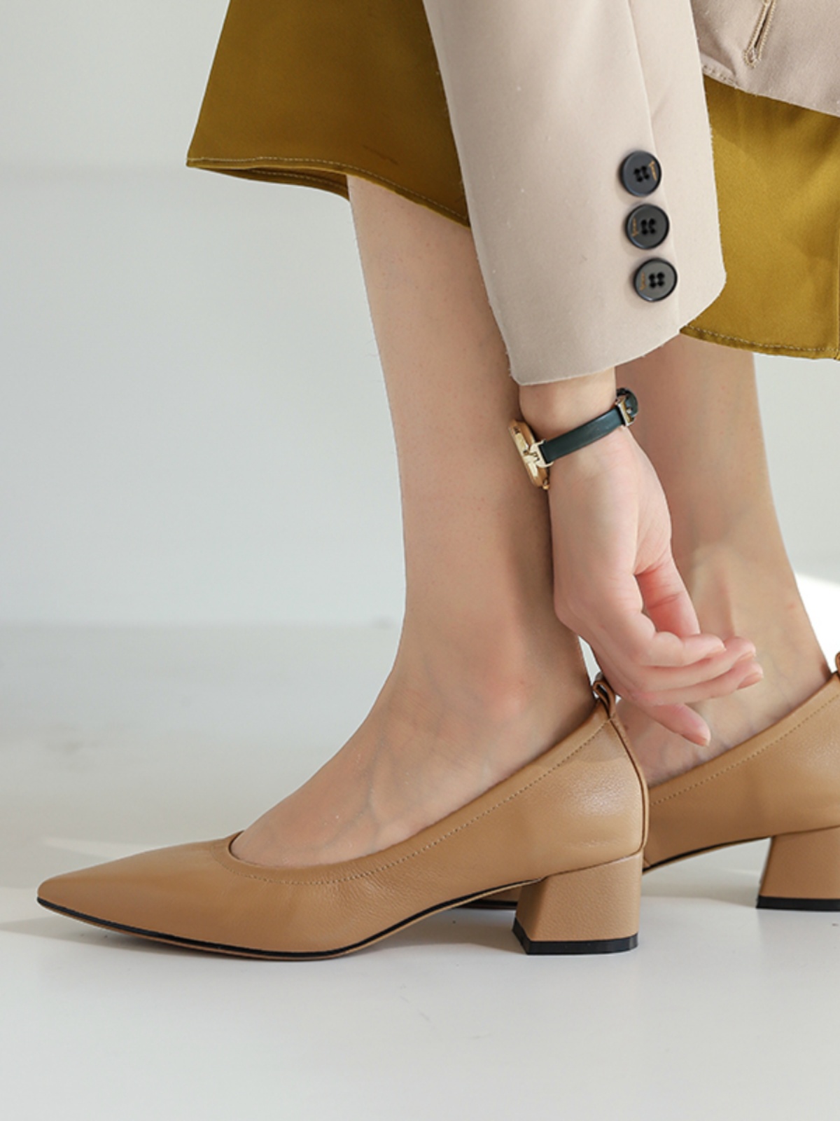 밀라노 스튜디오 싱글 슈즈 여성용 부드러운 소가죽 두꺼운 굽 할머니 신발 세련된 신축성 탑 누드 컬러 미디엄 힐 편안한 여성 구두