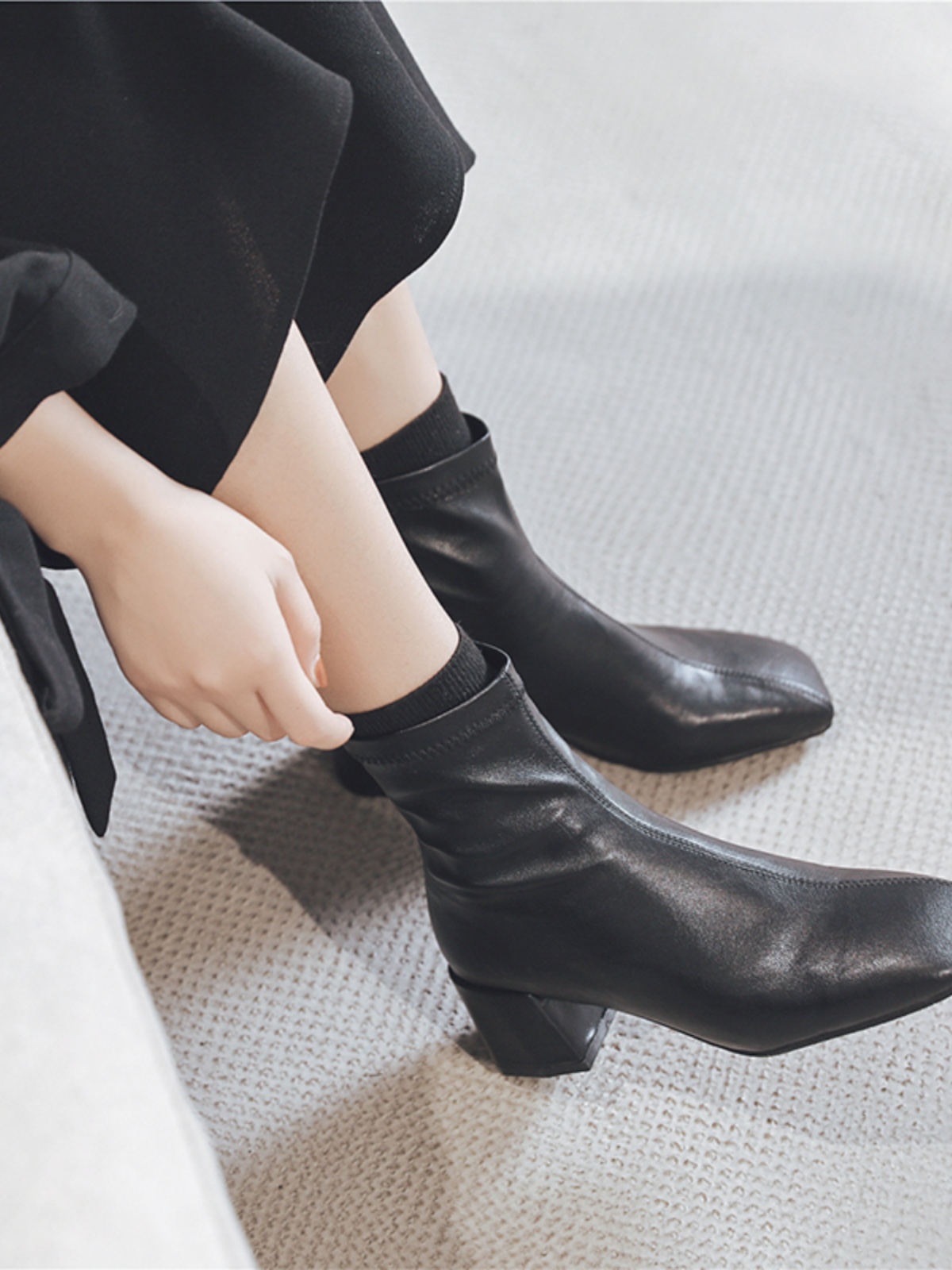 밀라노 스튜디오 탄성 부츠 여성용 짧은 부츠 2024 가을 겨울 신상 스퀘어 발가락 미디엄 힐 슬림 마틴 부츠 여성용