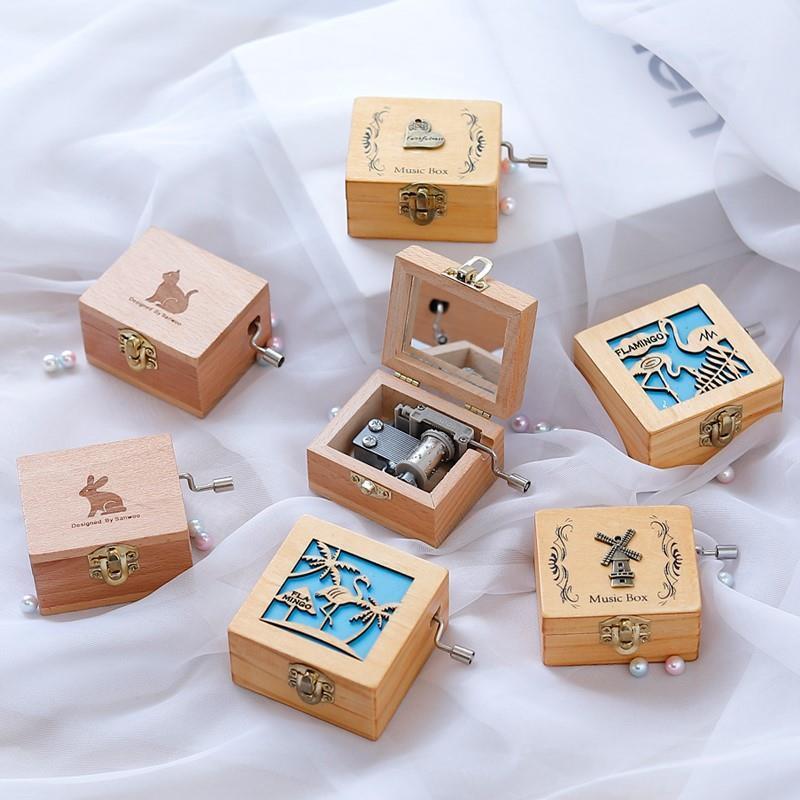 WOODEN RETRO CLOCKWORK MUSIC BOX CHILDRENS BIRTHDAY GIFT。