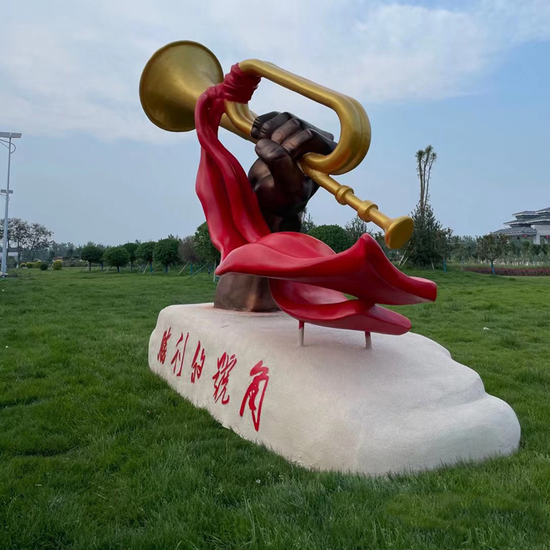 대형 유리 섬유 강화 플라스틱 승리의 뿔 조각품 붉은 문화 장식 인민 해방군이 돌격을 가해 광장에 상륙했습니다