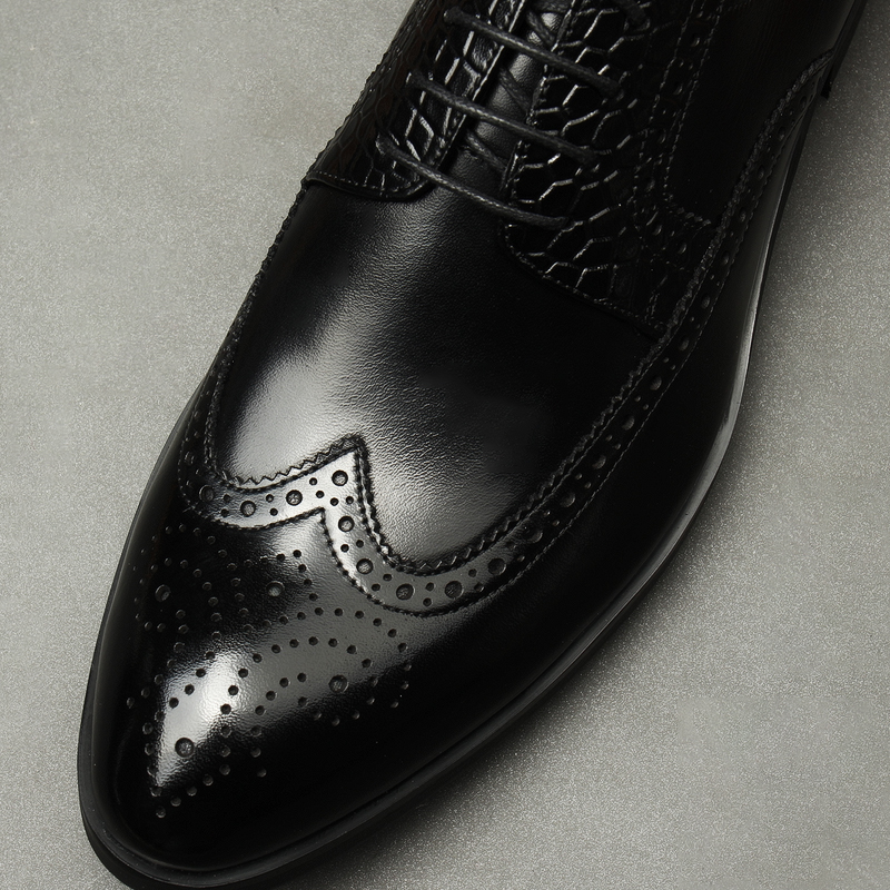 NEW BRITISH CARVED MENS SHOES BULLOCK SPRING SUMMER MENS BUSINESS FORMAL WEAR BLACK LEATHER WEDDING SHOES FASHION SMALL LEATHER SHOES