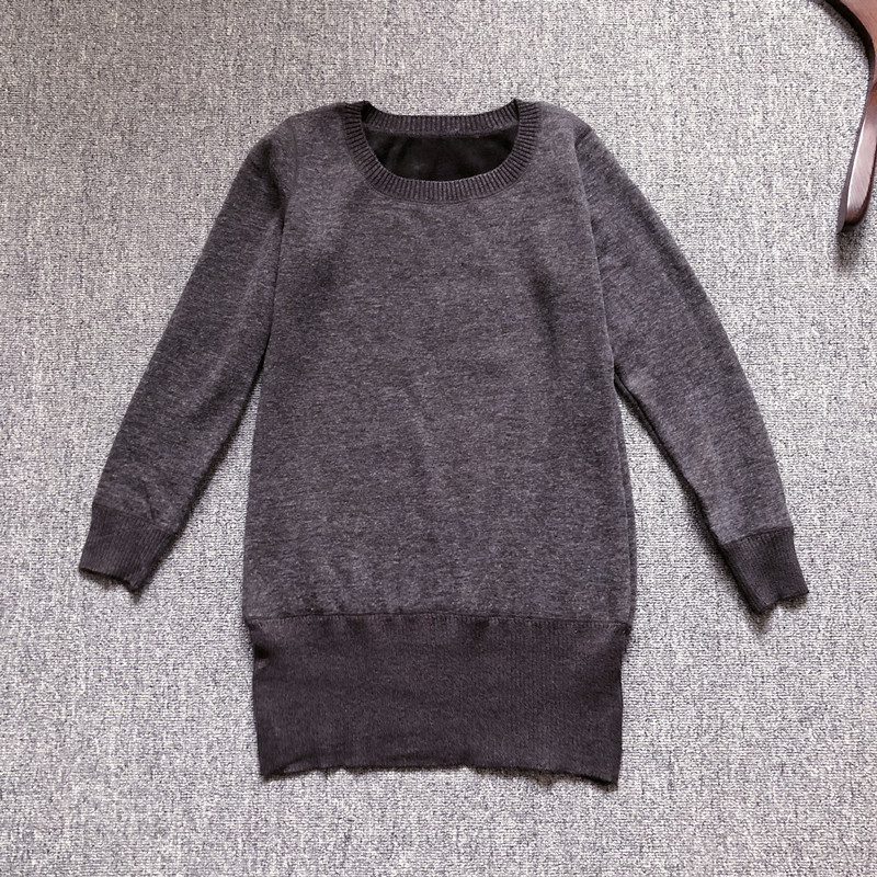 유니크한 디자인이 돋보이는 심플하고 우아한 미디기장의 따뜻한 스웨트셔츠