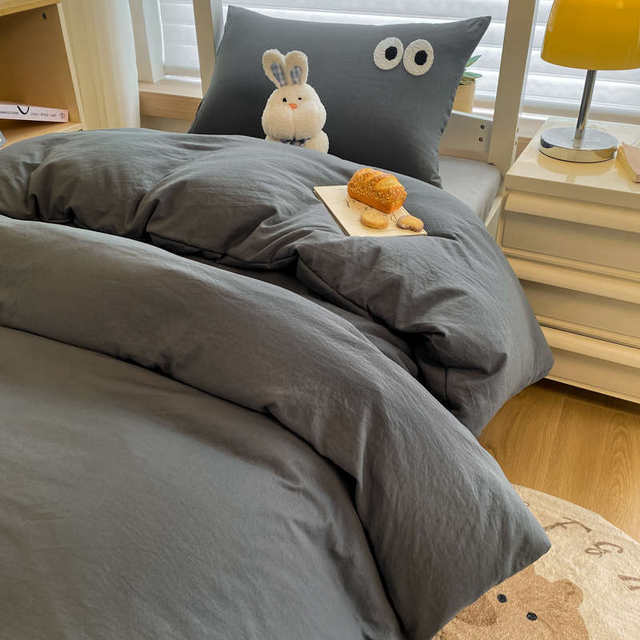 College student bed sheets, pillowcases, three-piece sets, quilts, mattresses, pillow cores, a complete set of single beds in student dormitory
