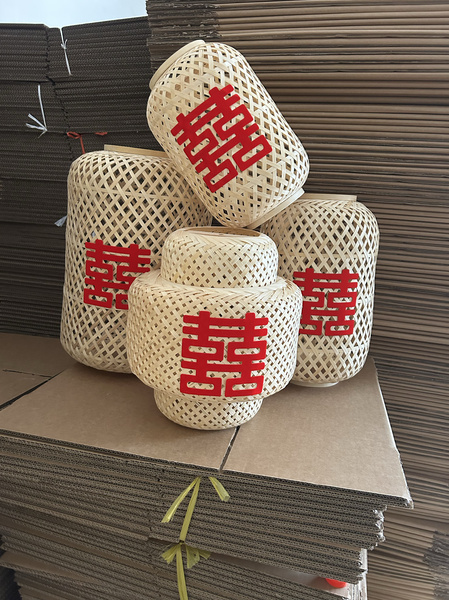 新中式婚纱摄影喜嫁风拍摄道具藤编镂空灯笼红背景装饰竹编灯笼