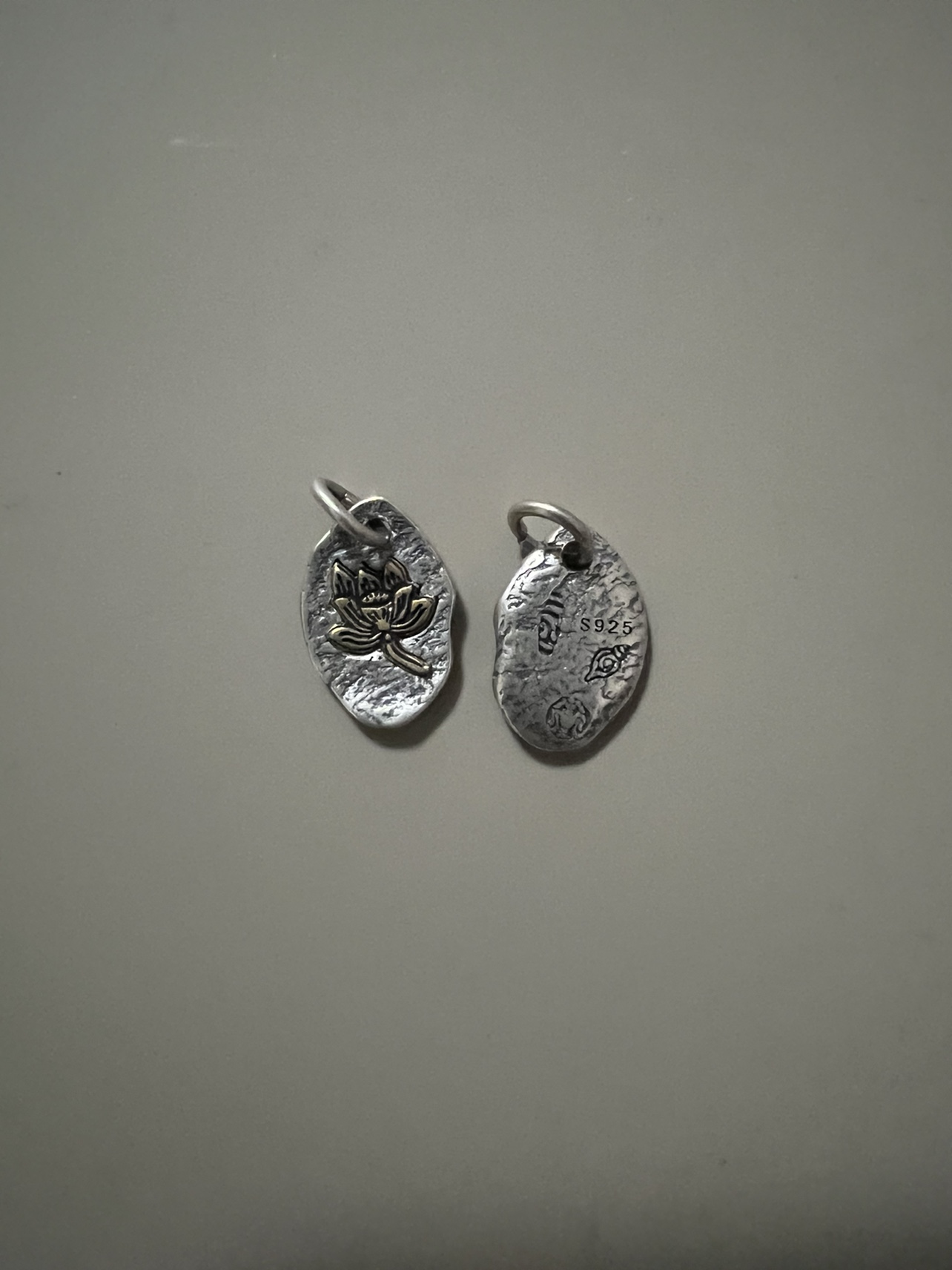연꽃 태그 크기는 약 17X10X2MM 재질은 측면 매달려 물방울 2 색 연꽃 문화 장난감 액세서리입니다