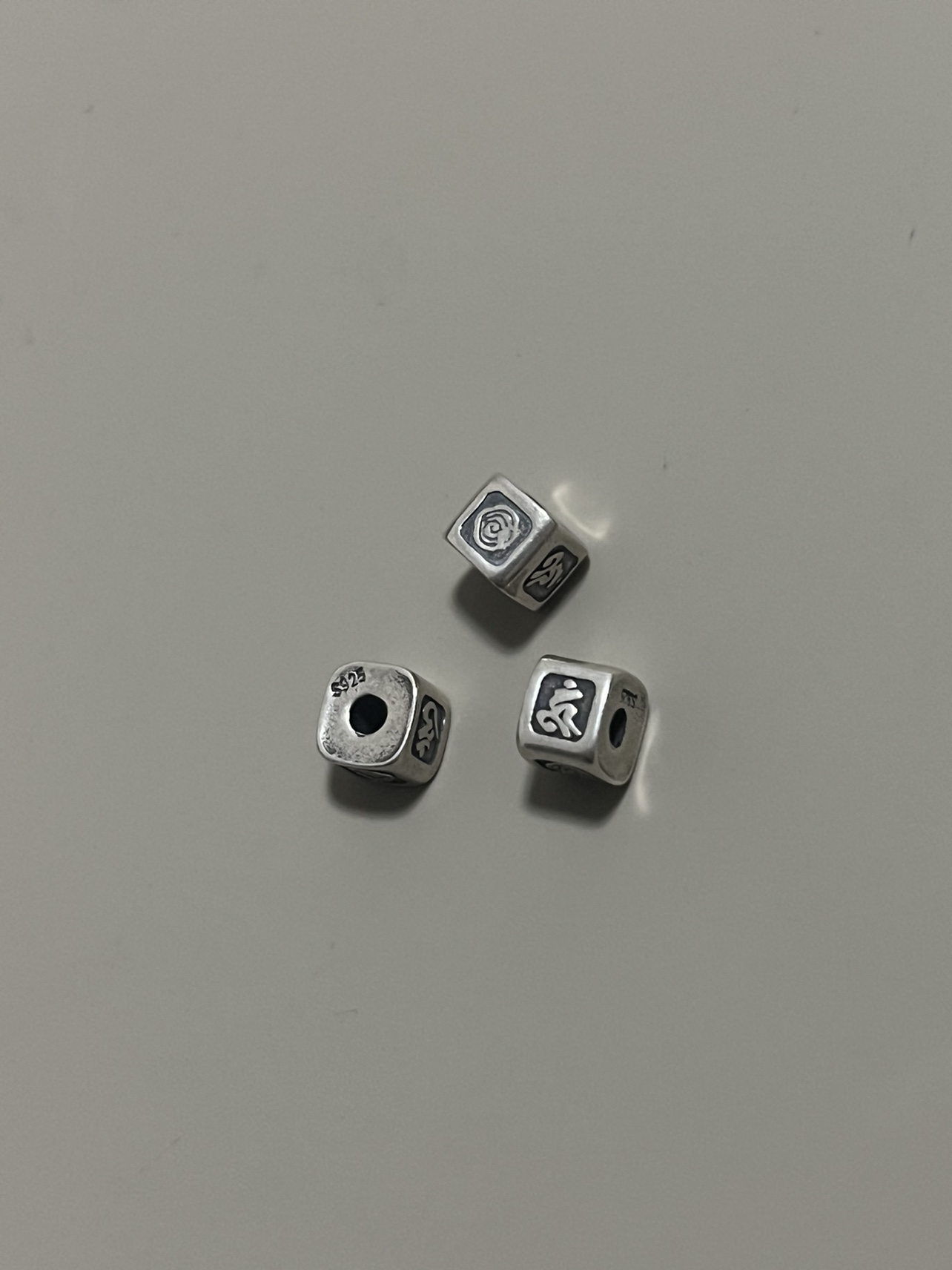 S 솔리드 스루홀 행복한 소용돌이 토템 산스크리트어 사각 비즈 허리 비즈로 사용할 수 있는 뒷면에 작은 구름 비즈가 있는 절묘한 장식