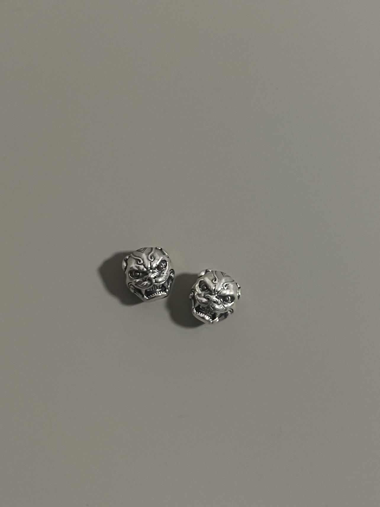 동물 얼굴 구름등 직선 구멍 비드의 솔리드 크기는 약 11X10X9MM입니다. 는 구름등 측면 걸이로 사용할 수 있습니다