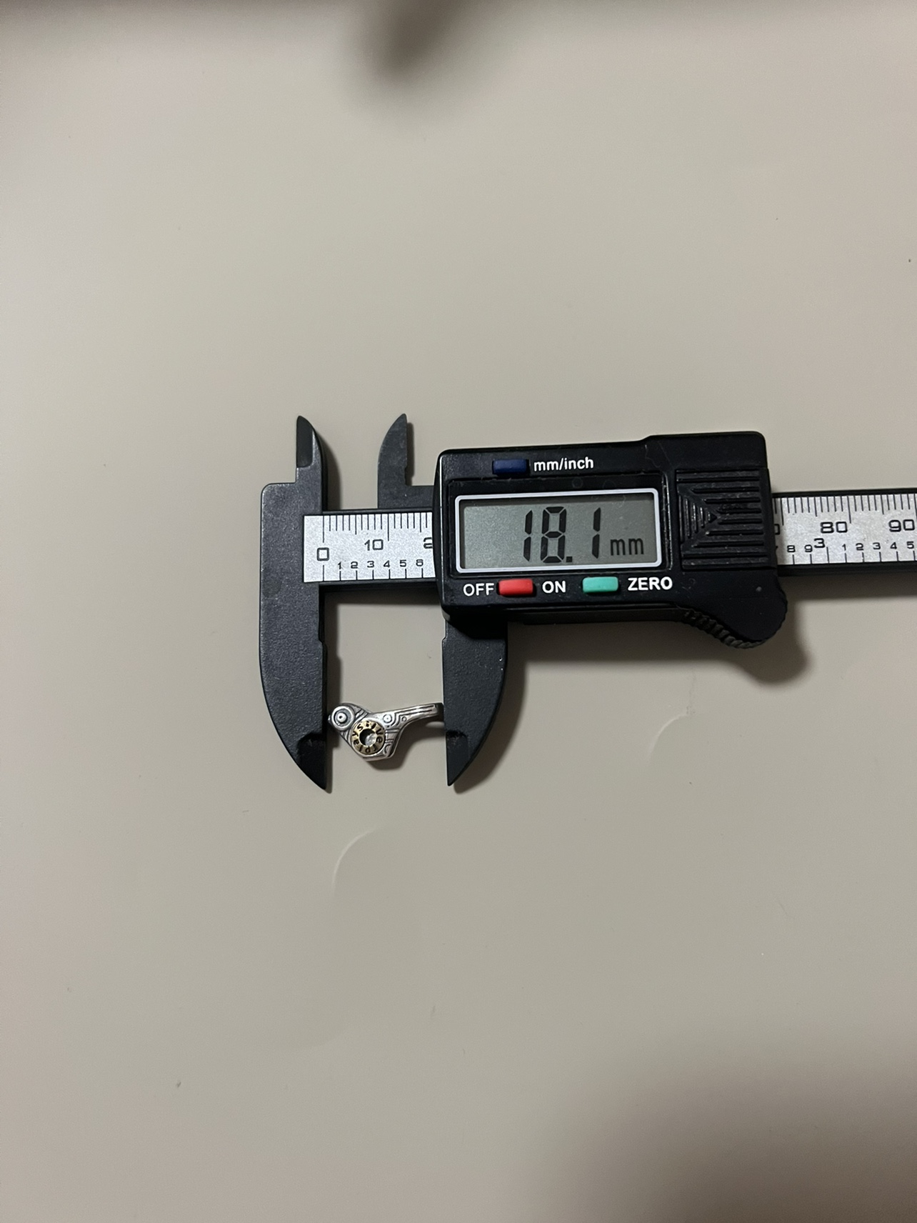 펑크 버드 크기 18X9X4MM 카드 장난감 액세서리 양면 및 이중 색상은 7개 이상의 문자열과 일치할 수 있습니다