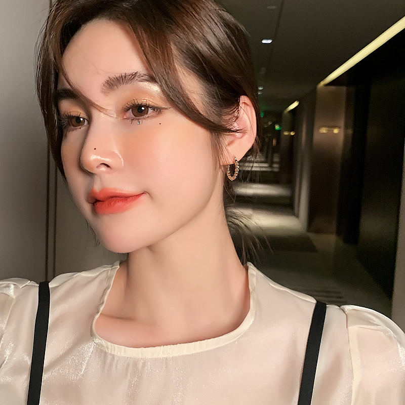 FATAL GAZE FOUR SEASONS EARRINGS RECOMMENDED  NO ALLERGY AND NO FADING  TEMPERAMENT KOREAN  HOOP EARRINGS