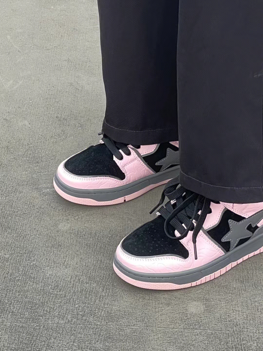 COOL BY THESE SHOES  GET IT RIGHT ONCE   THE COLOR SCHEME OF BLACK AND GRAY POWDER IS VERY SPECIAL AND BEAUTIFUL