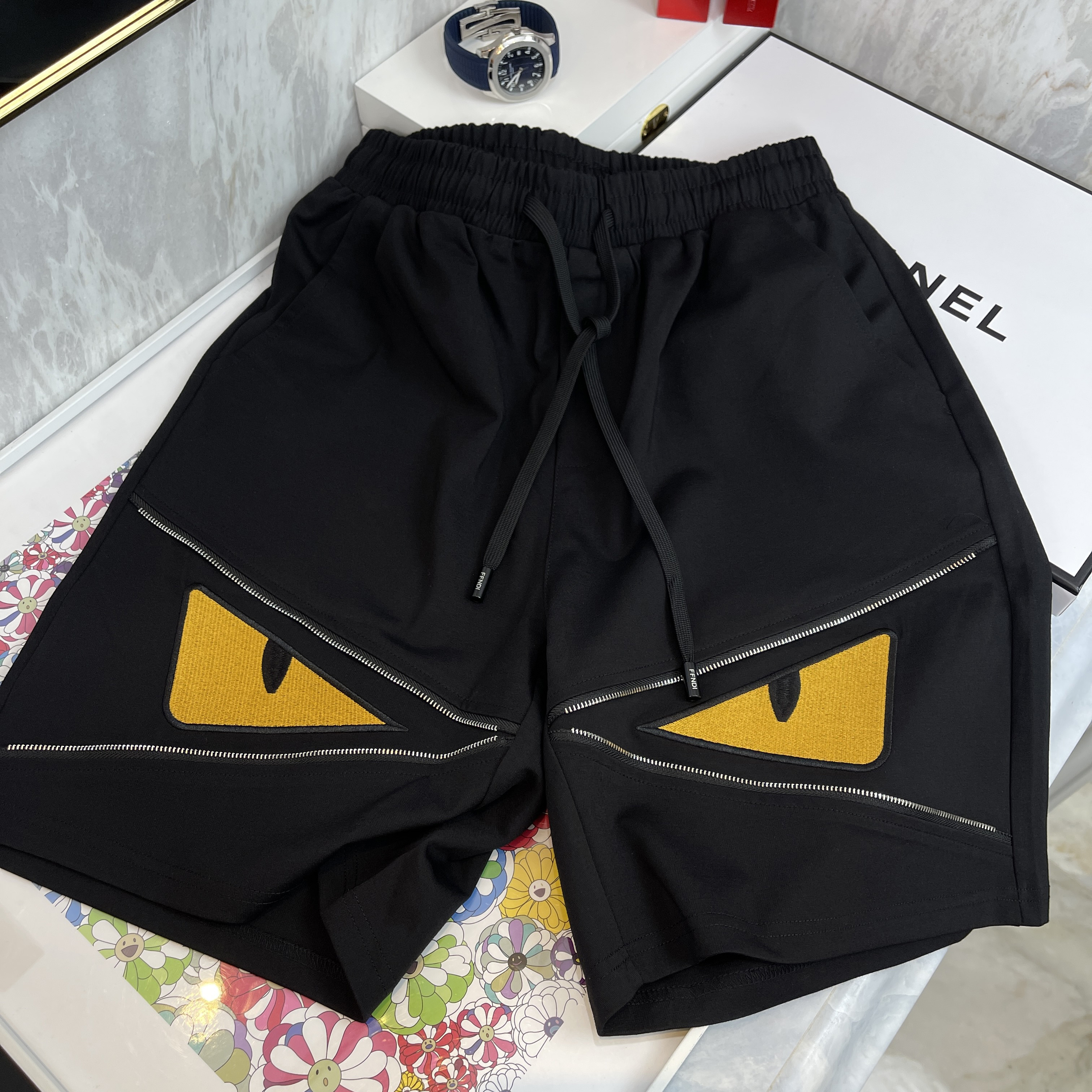EUROPEAN STATION LITTLE MONSTER DEMON EYES GALERIES LAFAYETTE SUMMER ICE LOOSE BEACH KNIT DRAWSTRING FIVE-POINT SHORTS MEN