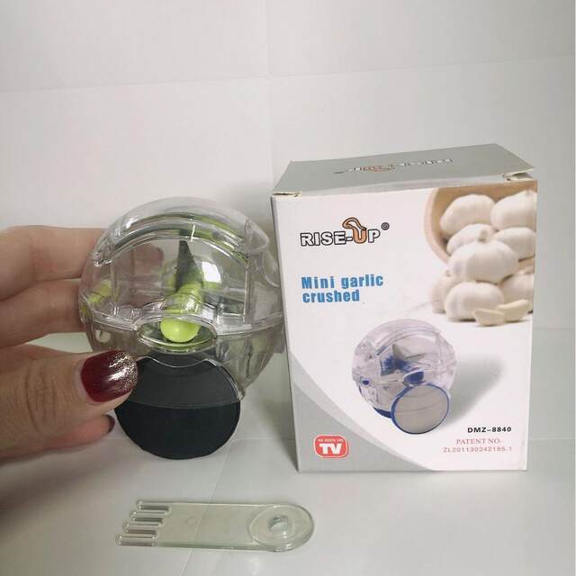 Kitchen creative tool roller-type garlic cutter manual garlic crusher Quick garlic clay grinder Garlic grinder