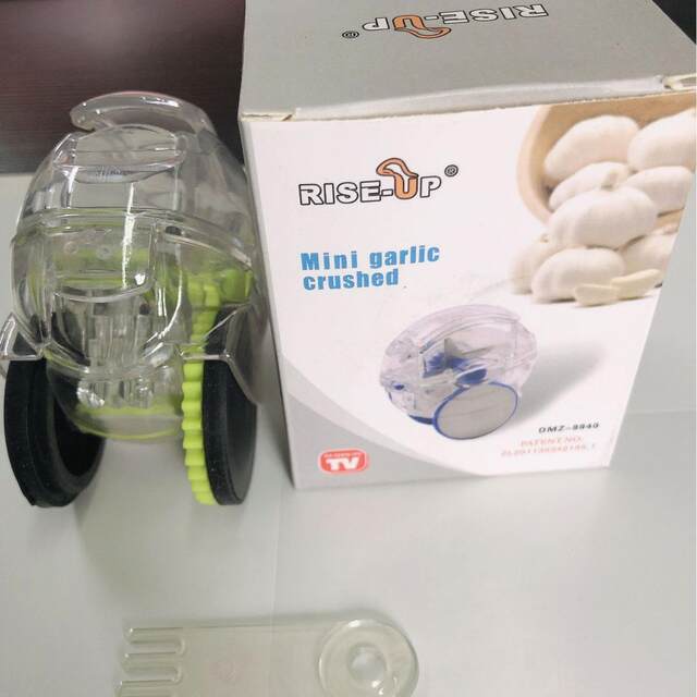Kitchen creative tool roller-type garlic cutter manual garlic crusher Quick garlic clay grinder Garlic grinder