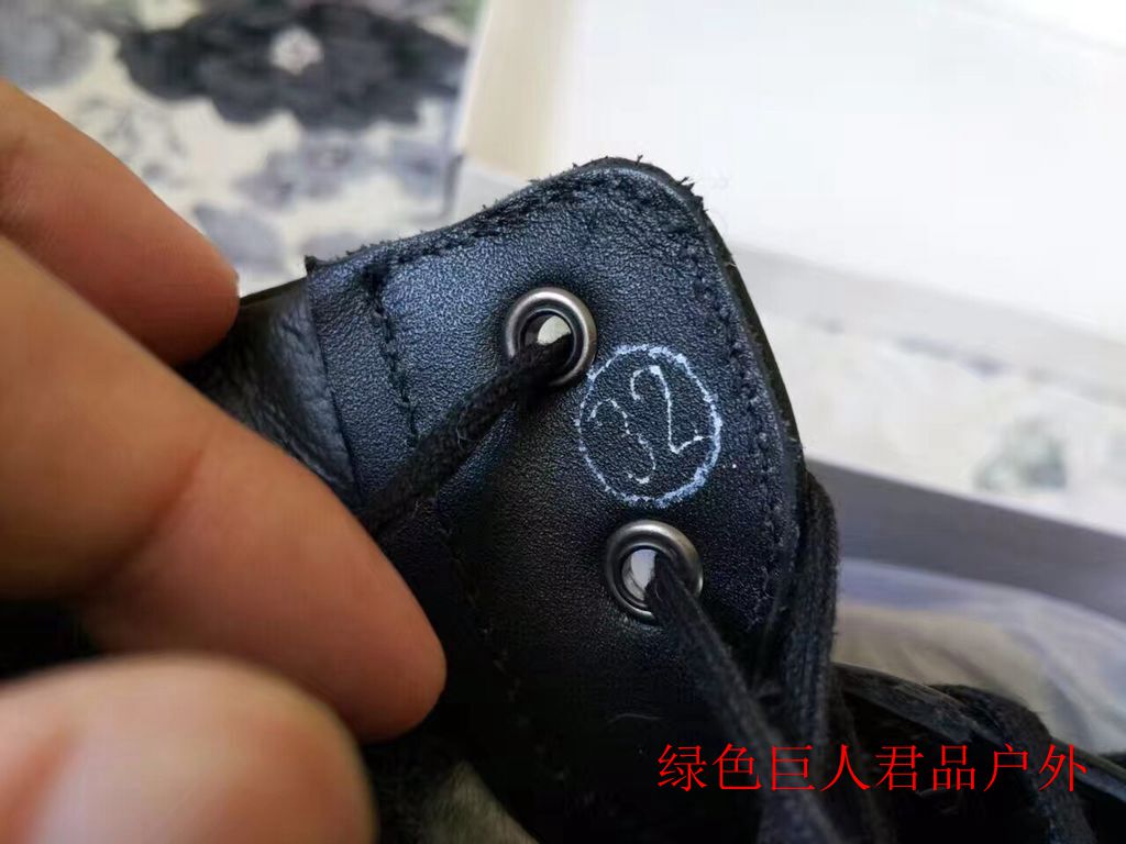 고산 지역의 레이스와 시어링 부츠  1층 소가죽 및 시어링이 있는 간부용  모피 신발입니다