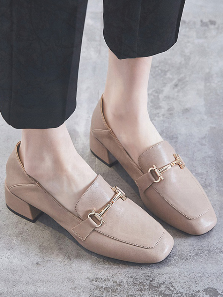 밀라노 스튜디오 캐주얼 두꺼운 뒤꿈치 여성을위한 단일 신발 2024 새로운 다목적 중간 뒤꿈치 여성 신발 여성을위한 금속 버클 콩 신발