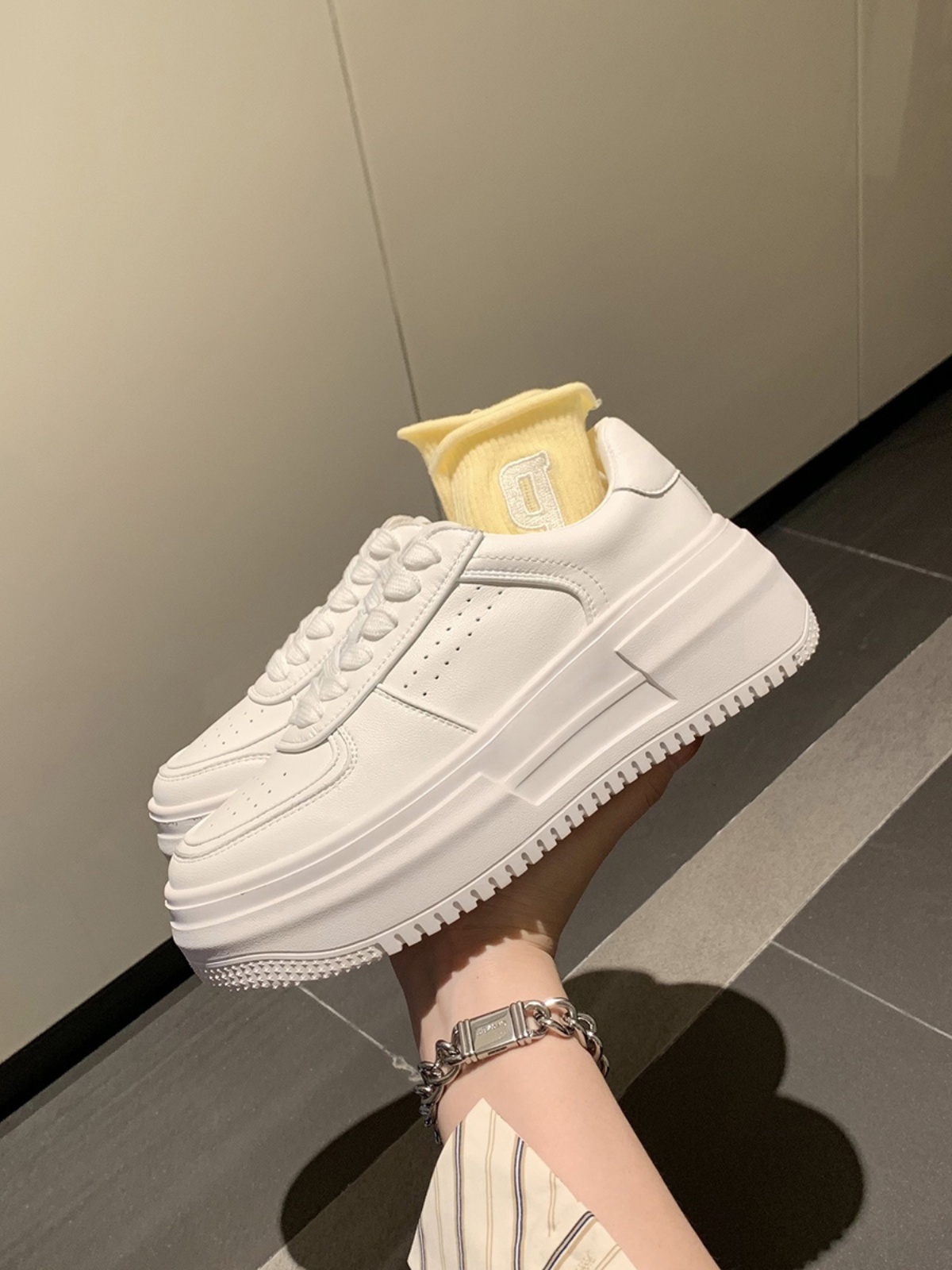 밀란 스튜디오 플랫폼 여성 두꺼운 밑창 흰색 신발 2024 새로운 스타일의 다재다능한 여성 스포츠 레저 스니커즈