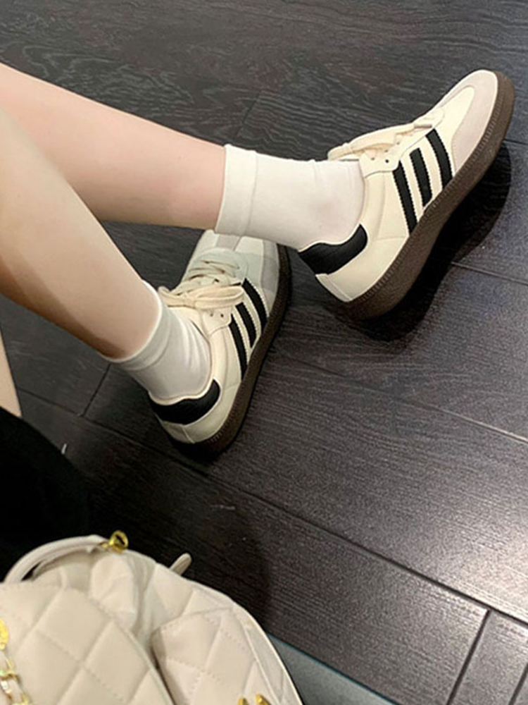 밀라노 스튜디오 여성을위한  가죽 화이트 신발 2024 새로운 레트로 다목적 플랫 캐주얼 스포츠 신발