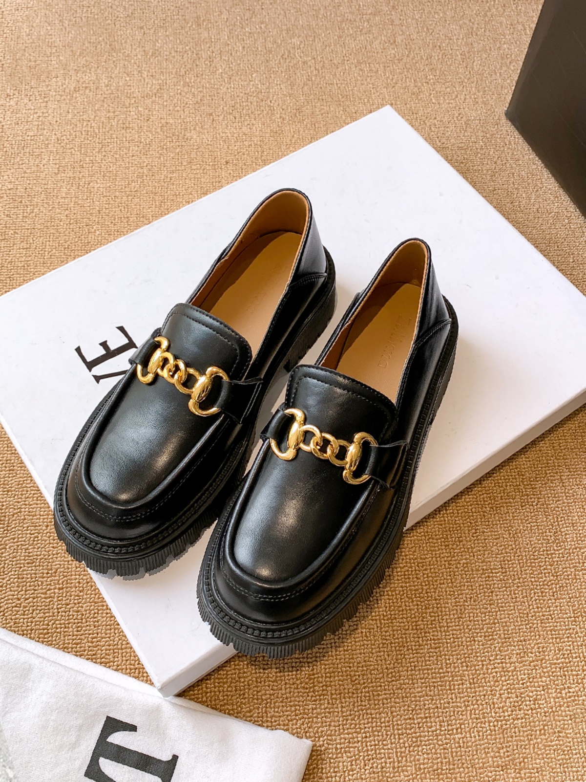 밀라노 스튜디오 여성용 로퍼 영국 스타일 플랫 밑창 여성용  가죽 둥근 발가락 두꺼운 밑창 여성용 작은 가죽 신발