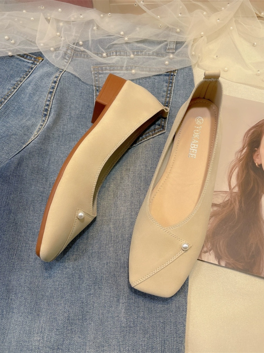 밀라노 스튜디오 로우 힐 진주 스퀘어 발가락 싱글 신발 여성용 2024 새로운 스타일 두꺼운 뒤꿈치 얕은 입 부드러운 단독 할머니 신발 여성용