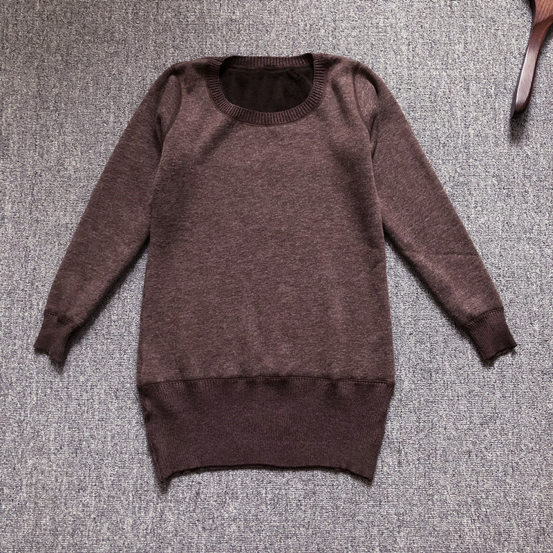 유니크한 디자인이 돋보이는 심플하고 우아한 미디기장의 따뜻한 스웨트셔츠