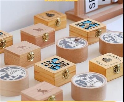 WOODEN RETRO CLOCKWORK MUSIC BOX CHILDRENS BIRTHDAY GIFT。