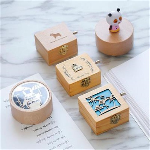 WOODEN RETRO CLOCKWORK MUSIC BOX CHILDRENS BIRTHDAY GIFT。