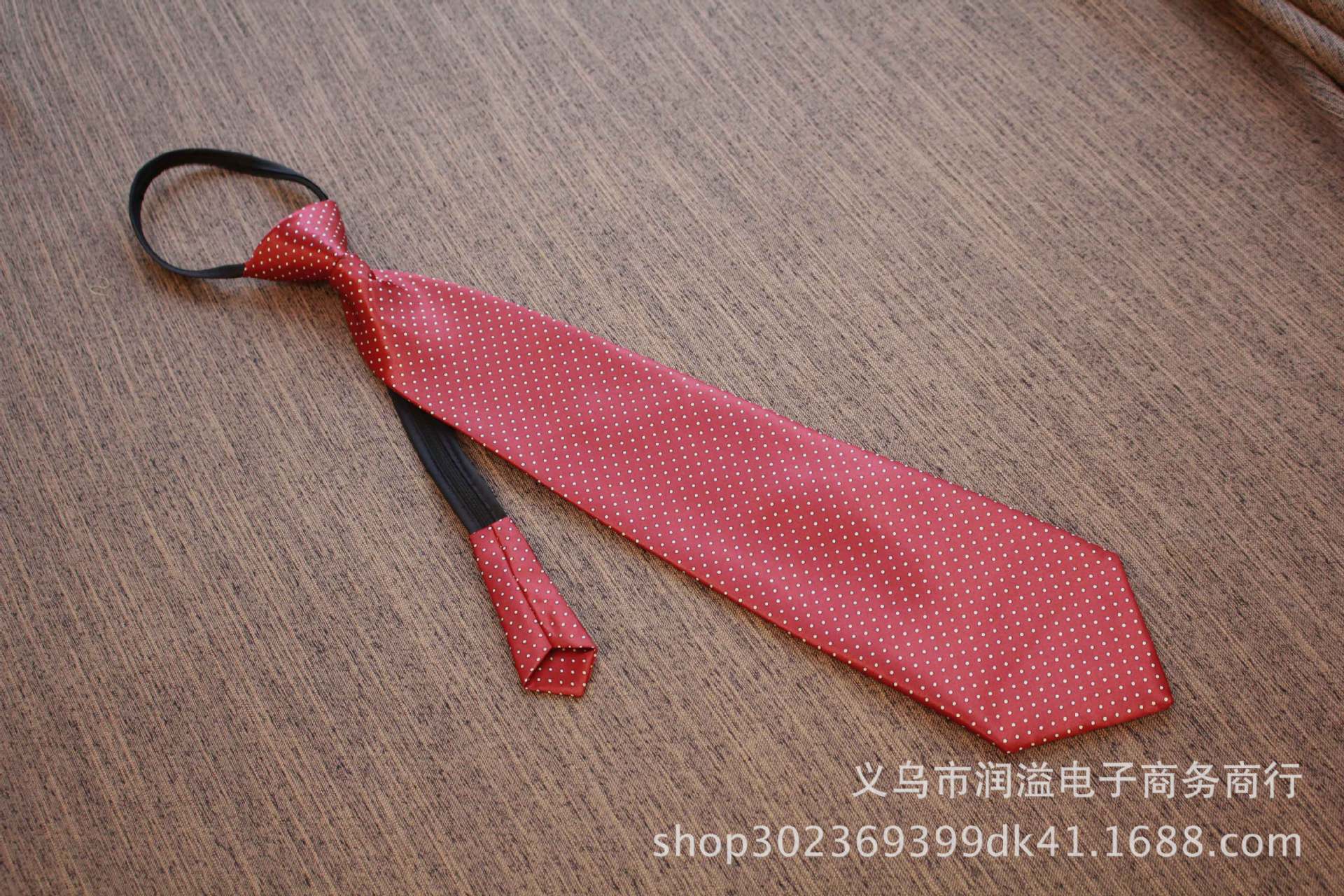 14紫红底小白点