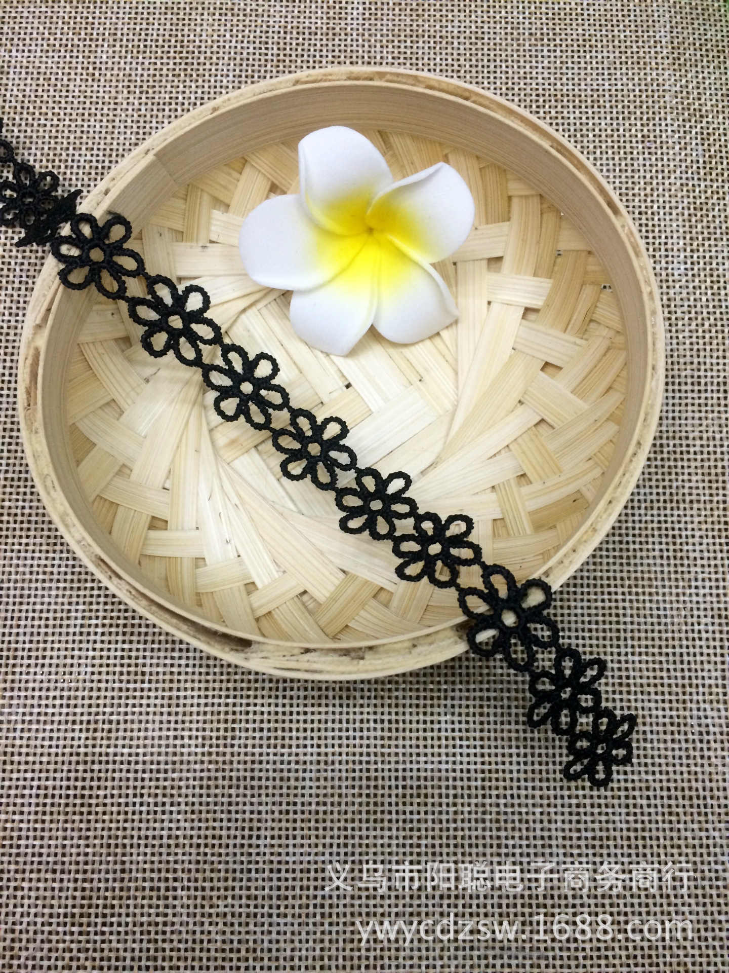 黑色小条六瓣镂空花1