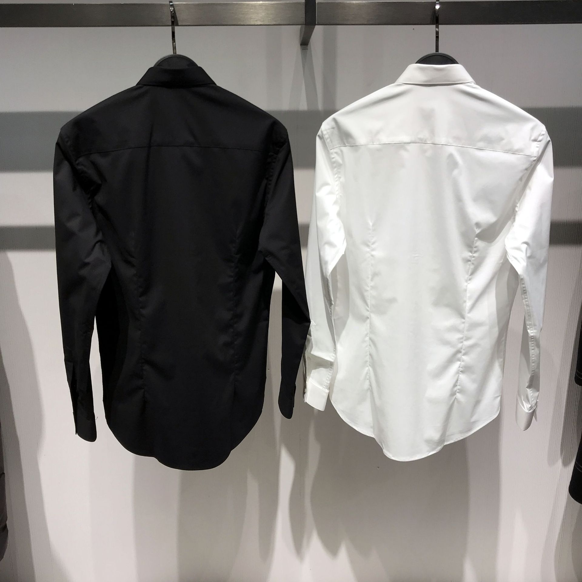 胸口蜜蜂刺绣黑白