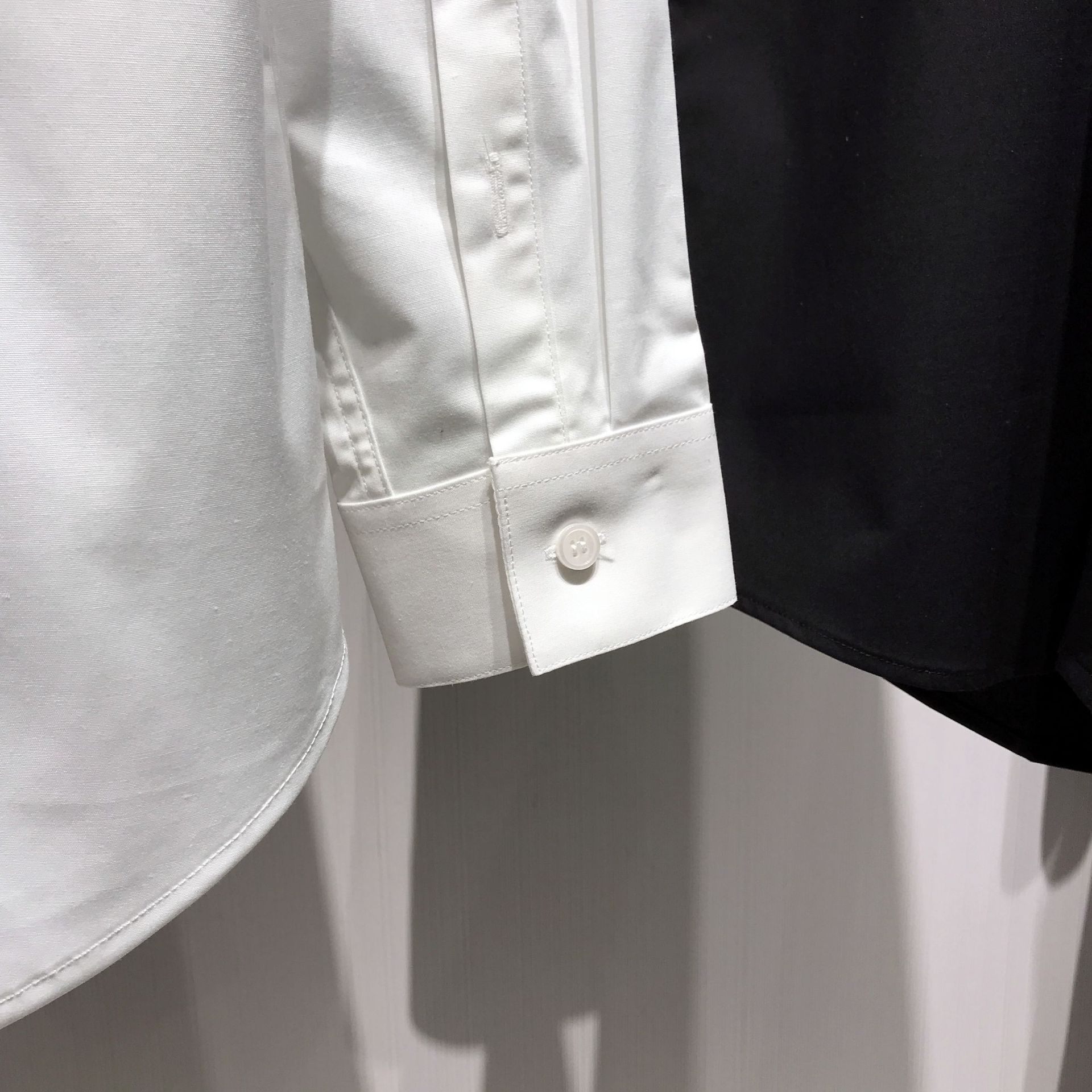 胸口蜜蜂刺绣黑白