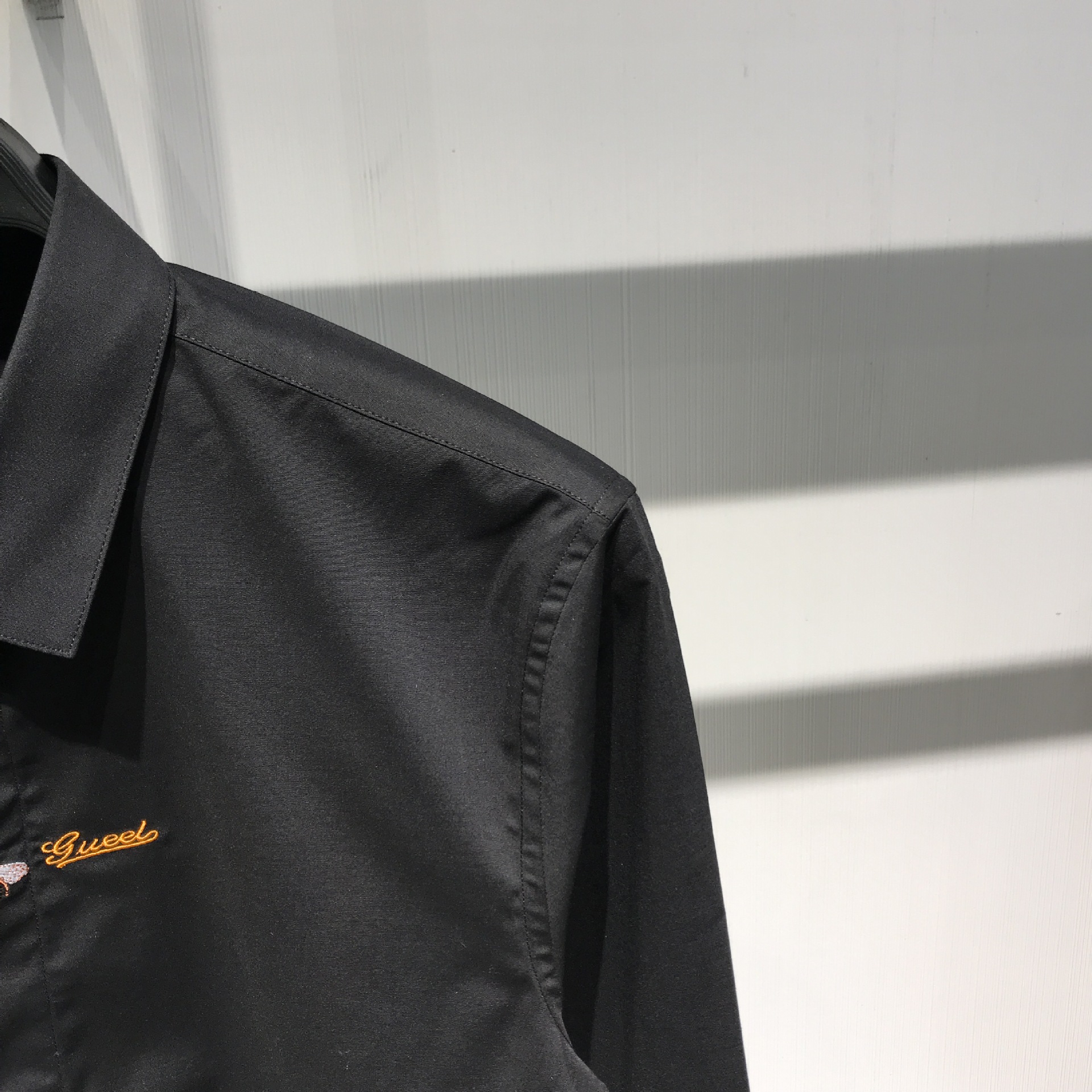 胸口蜜蜂刺绣黑白