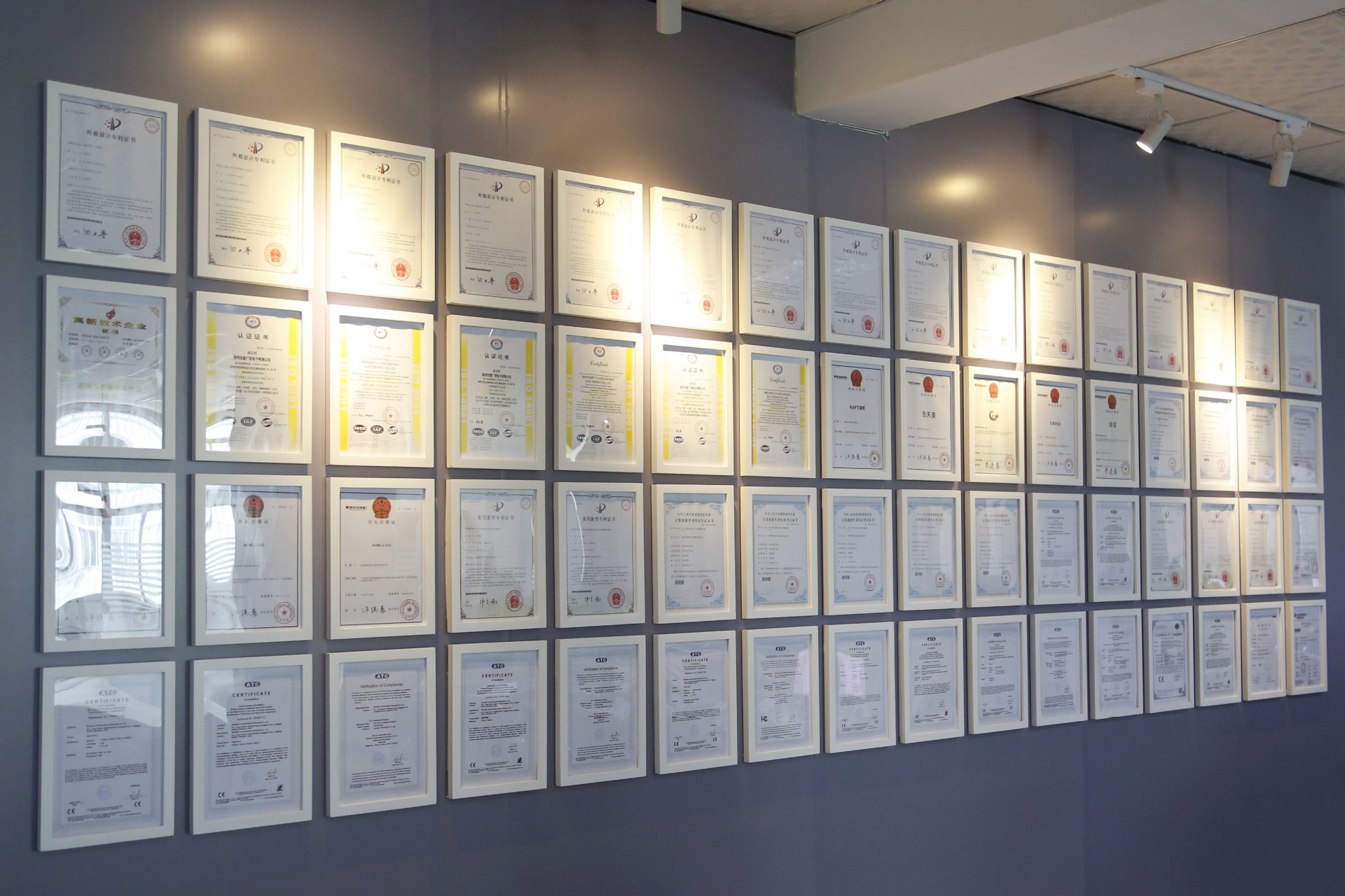 办公室证书墙.jpg