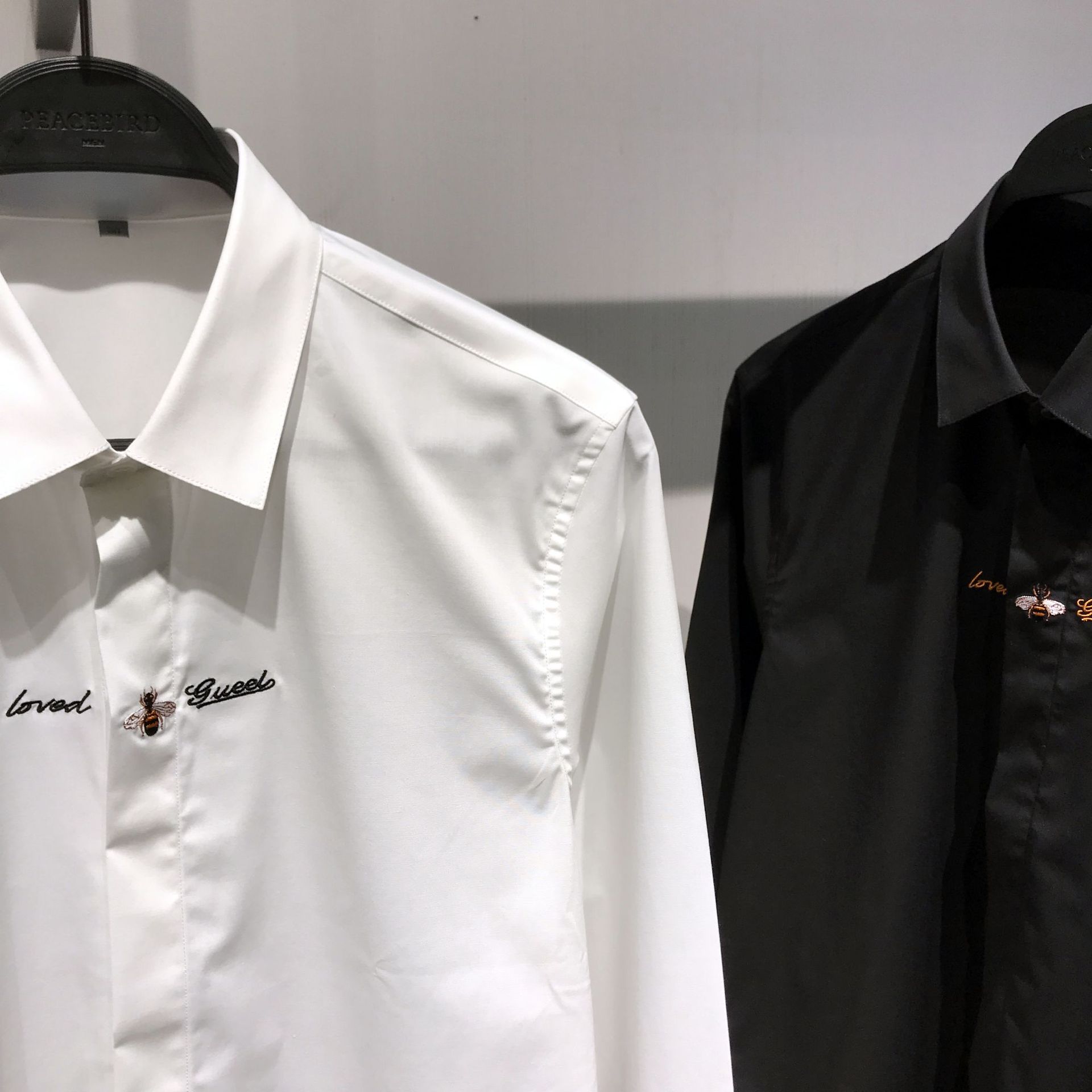 胸口蜜蜂刺绣黑白