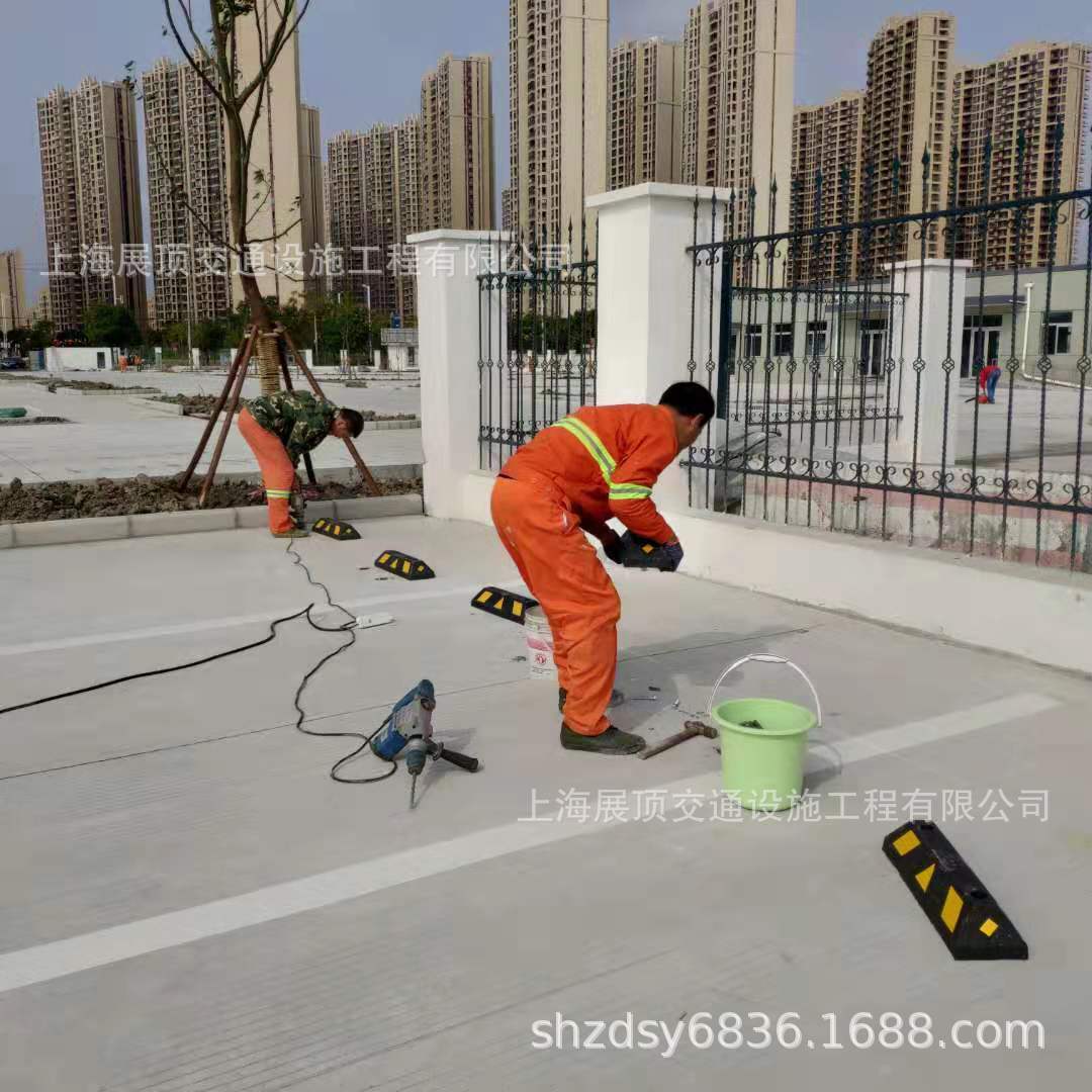 水泥地面停车场