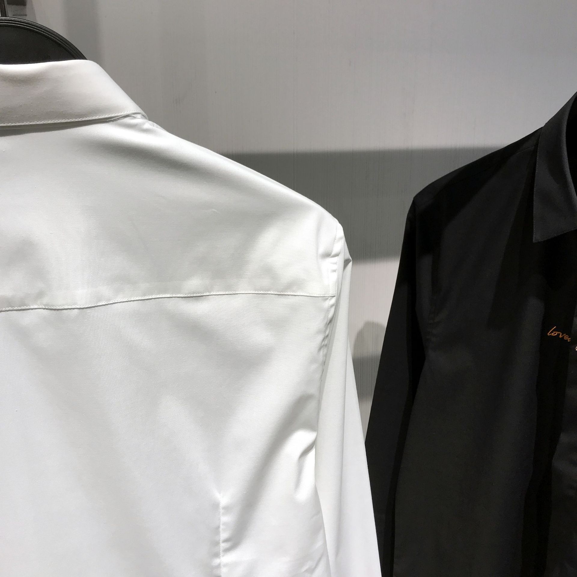 胸口蜜蜂刺绣黑白