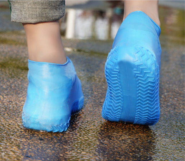 硅胶鞋套雨中行走