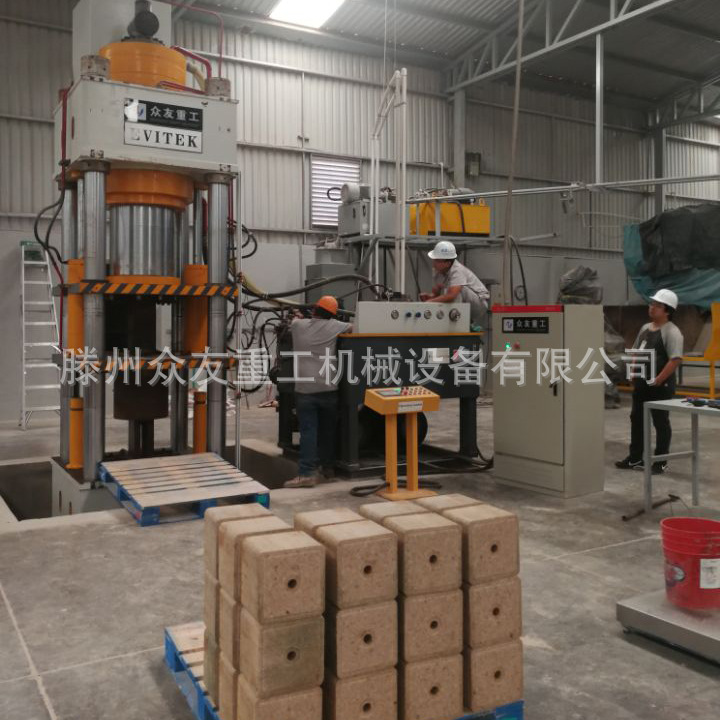 800吨盐砖机生产盐砖客户现场jpg (2)
