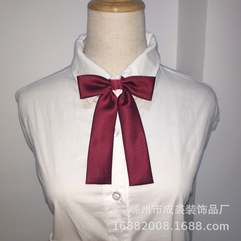 条状领花酒红模特.jpg