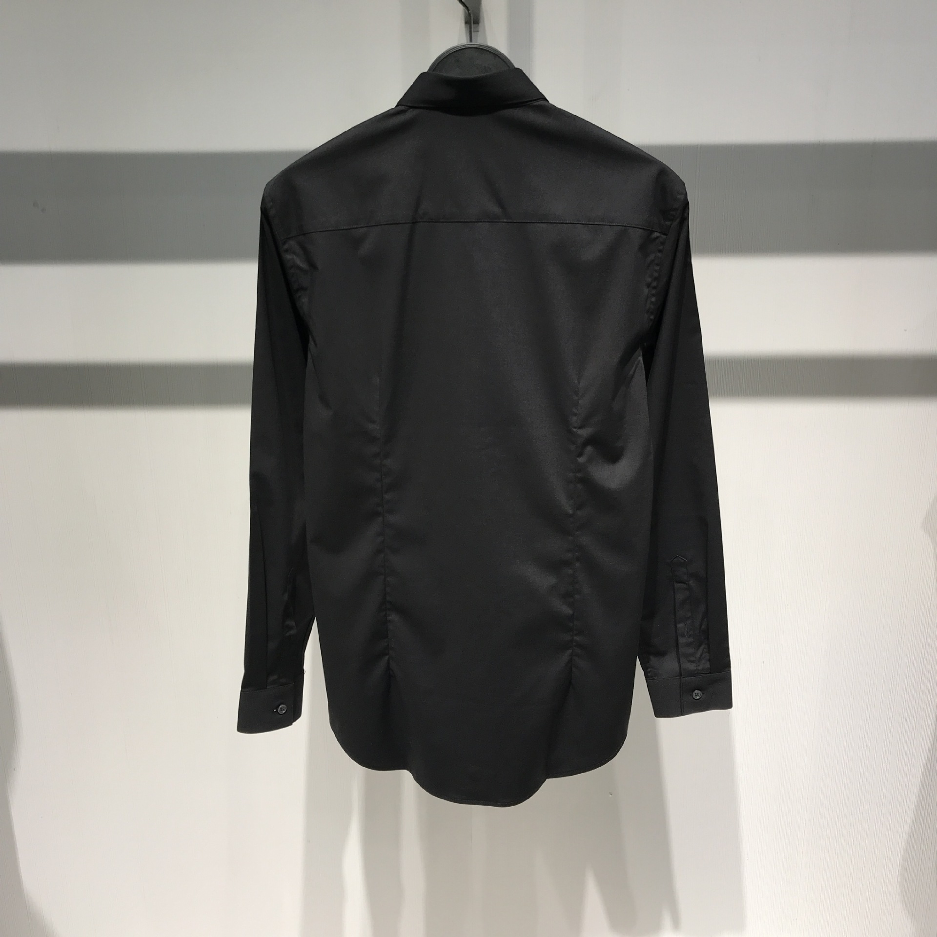 胸口蜜蜂刺绣黑白