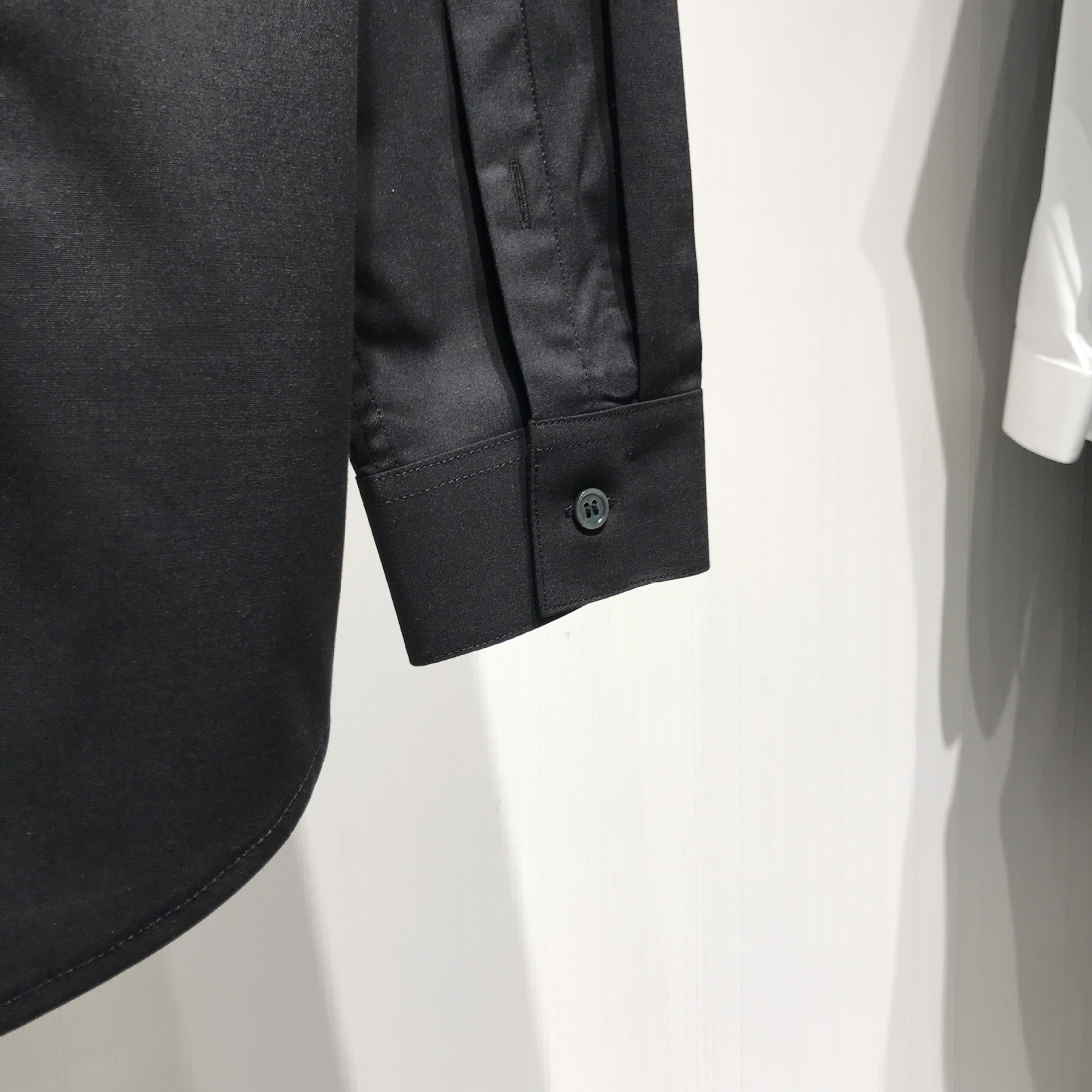 胸口蜜蜂刺绣黑白