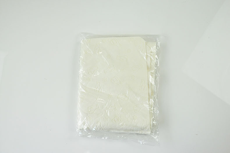 白色袋装小熊压纹毛巾