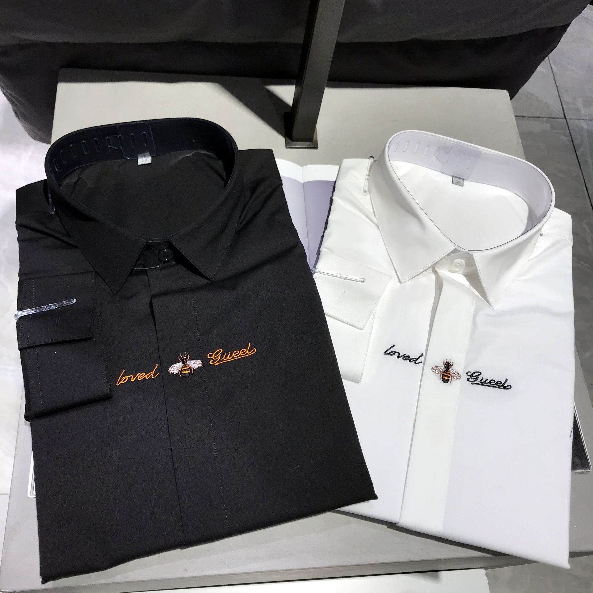 胸口蜜蜂刺绣黑白