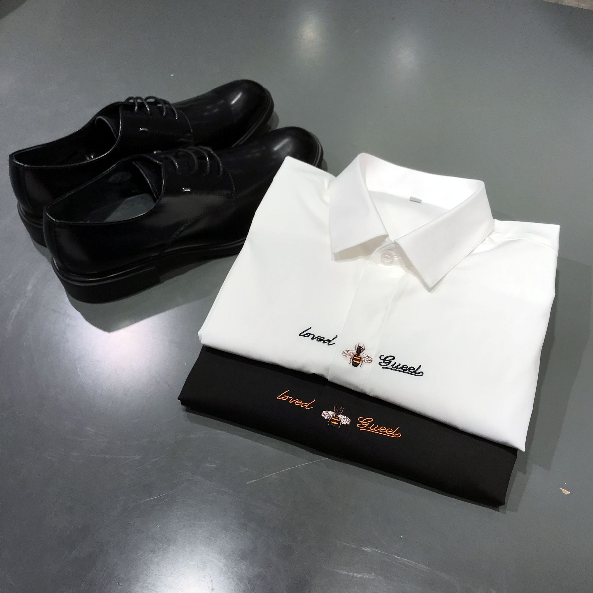 胸口蜜蜂刺绣黑白