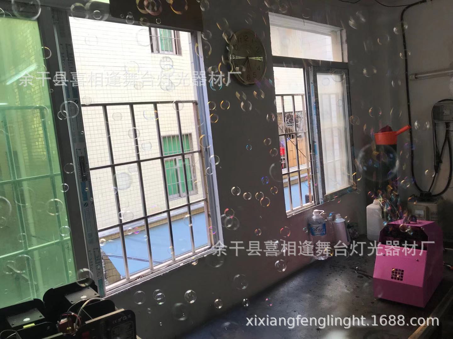 迷你粉色泡泡机效果图