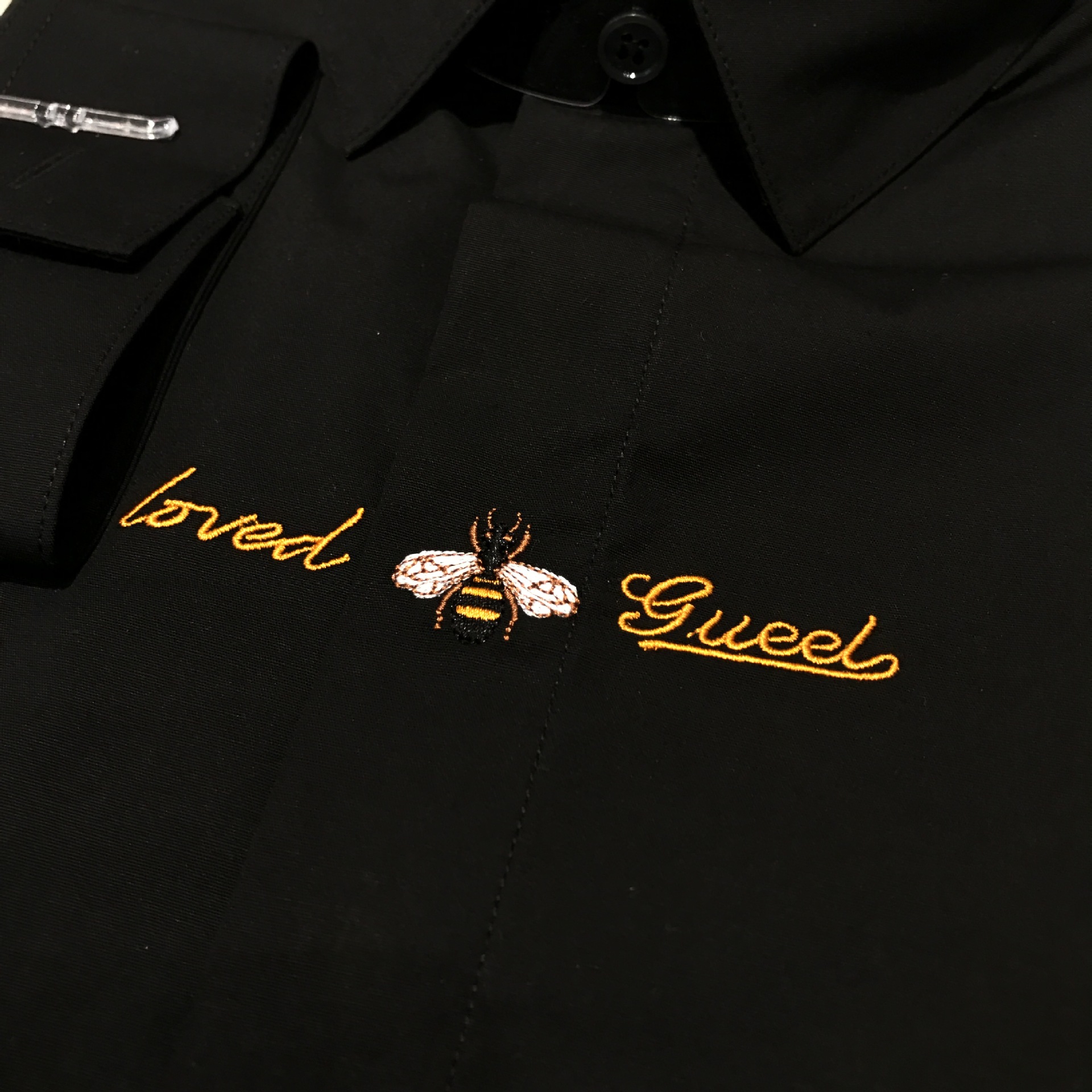 胸口蜜蜂刺绣黑白