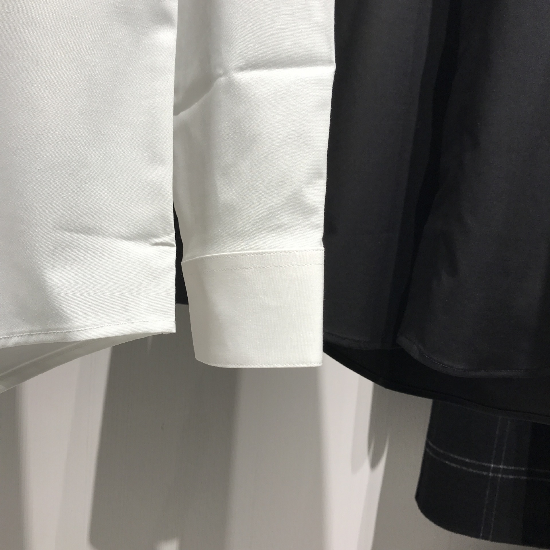 胸口蜜蜂刺绣黑白