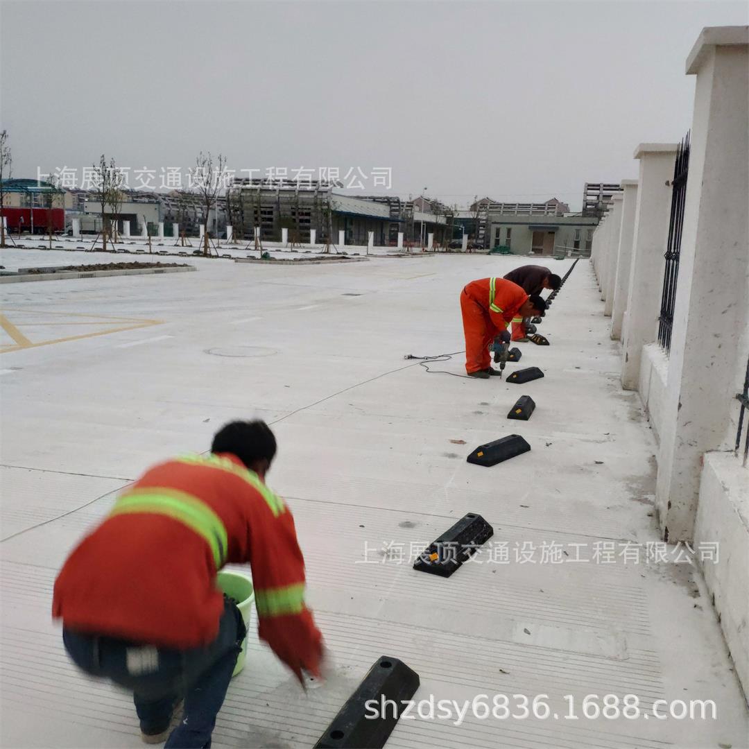 水泥地面停车场