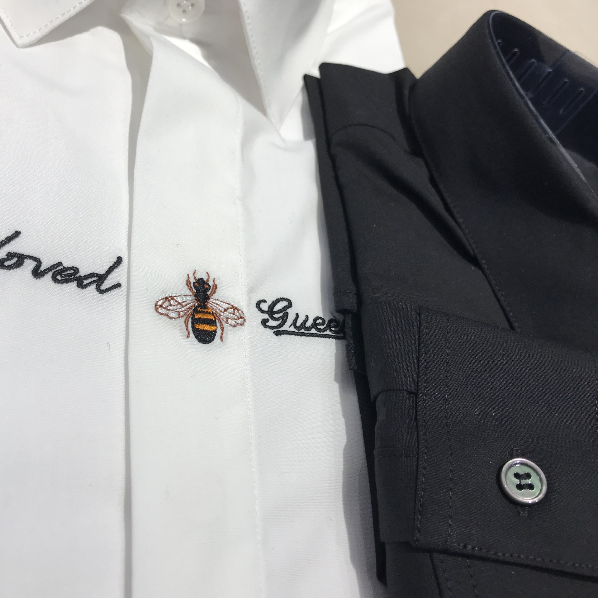 胸口蜜蜂刺绣黑白