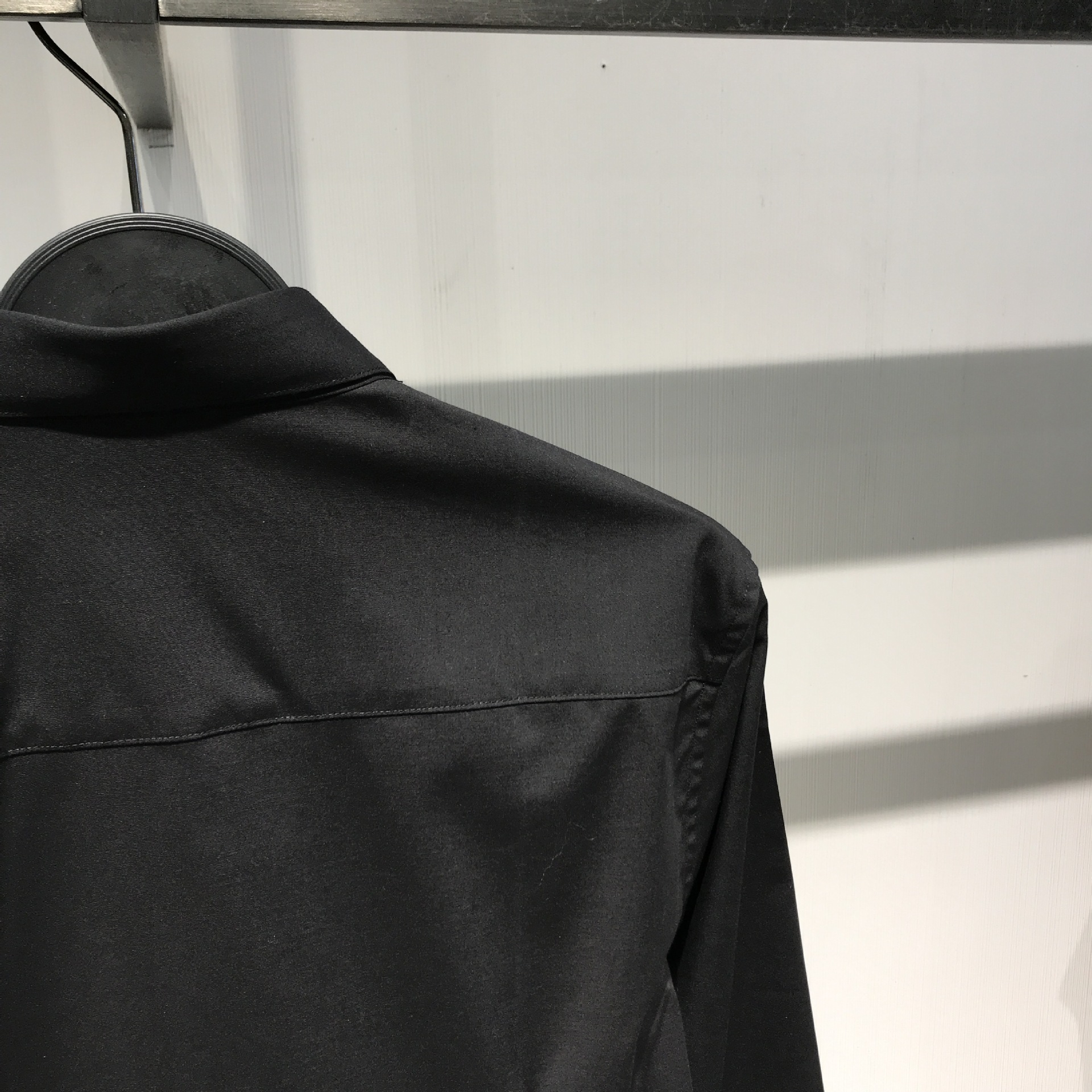 胸口蜜蜂刺绣黑白